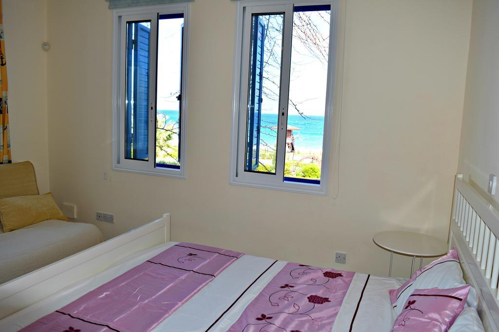 Latchi Beach Front Villa - Private Heated Pool - Amazing Uninterrupted Sea Views Polis Eksteriør billede
